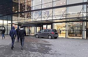 "Ja tylko na chwilę". Król zajechał pod galerię