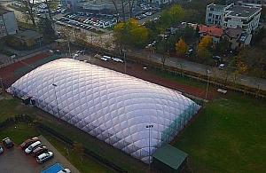 Kolejne balony nad boiskami szkolnymi