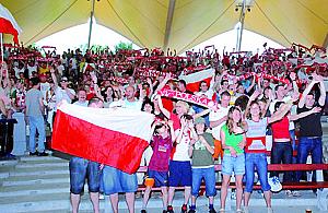 Biało-czerwoni w parku Górczewska. "Rozrywka niedużym kosztem"?