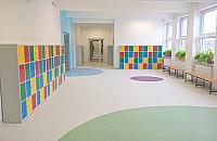 Bareja na Bielanach. Nowe sale puste, dzieci uczą się na korytarzu