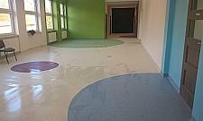 Bareja na Bielanach. Nowe sale puste, dzieci uczą się na korytarzu