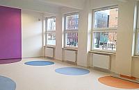 Sukces na Młocinach. Uczniowie kończą naukę na korytarzu