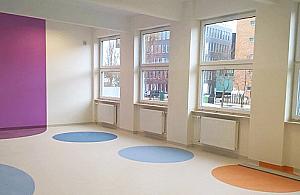 Sukces na Młocinach. Uczniowie kończą naukę na korytarzu