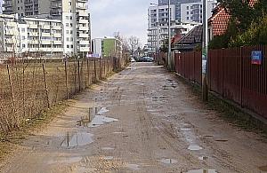 Budować czy poczekać? Jedna z najdłuższych ulic Nowodworów