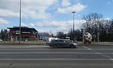 Koniec ze "skokami" z Pomorskiej na Klasyków. Stanęły słupki