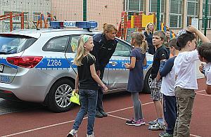 Niebezpiecznie pod podstawówką. "Gdyby mogli, wjechaliby do szkoły"