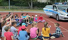 Niebezpiecznie pod podstawówką. "Gdyby mogli, wjechaliby do szkoły"