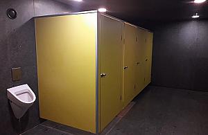 "Kiedy się płaciło, było czysto". Przywrócić płatne toalety?