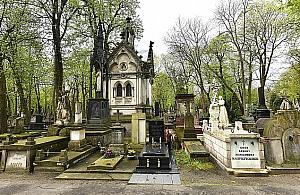 "Którędy na Powązki?". Wciąż zdarzają się pomyłki