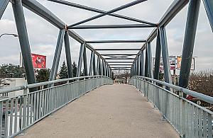 Kładka nad Płowiecką wciąż czeka. Ulga czy przeszkoda dla pieszych?