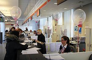 Matka z dzieckiem w ratuszu niemile widziana?