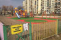 Kolorowy boom na place zabaw. Jeszcze na wakacje