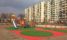 Kolorowy boom na place zabaw. Jeszcze na wakacje