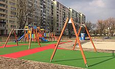 Kolorowy boom na place zabaw. Jeszcze na wakacje