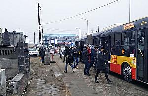 Ranna po ostrym hamowaniu autobusu. Jak postąpił kierowca?