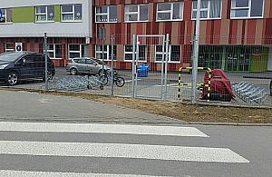 Absurdy Białołęki: zrobili furtkę do szkoły, ale jej nie otworzyli