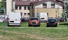 Przyjeżdżają na komunię, parkują w parku