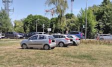 Przyjeżdżają na komunię, parkują w parku