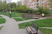 Droga przez środek osiedla. "Ludzie już nóg nie mają?"