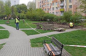 Droga przez środek osiedla. "Ludzie już nóg nie mają?"