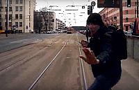 Szokujące zachowanie pieszych. Wchodzą prosto pod tramwaj