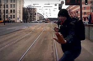 Szokujące zachowanie pieszych. Wchodzą prosto pod tramwaj