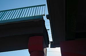 Kładka nad Prymasa... pękła. Rowerzyści mają problem