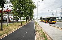 Czarny asfalt na Jelonkach. Szczęśliwi rowerzyści