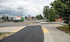 Czarny asfalt na Jelonkach. Szczęśliwi rowerzyści