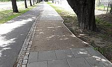 Czarny asfalt na Jelonkach. Szczęśliwi rowerzyści