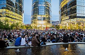 Za darmo na Woli. Wielkie kino u stóp wieżowca