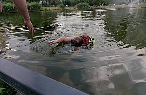 Nurek w Stawie Brustmana. Wyciągnął motorówkę