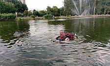 Nurek w Stawie Brustmana. Wyciągnął motorówkę