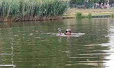 Nurek w Stawie Brustmana. Wyciągnął motorówkę