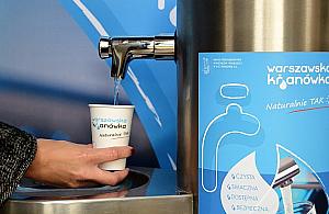 Chwalą wodę z kranu, kupują mineralną