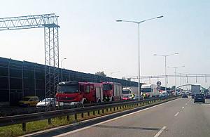 Wypadki na S8. Zderzenie z TIR-em, auto na barierkach