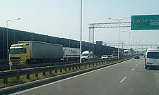 Wypadki na S8. Zderzenie z TIR-em, auto na barierkach