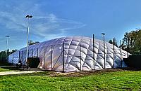 Boiska pod balonami. Zdążą na zimę?