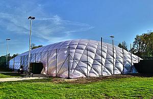 Boiska pod balonami. Zdążą na zimę?