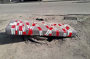 Zabezpieczyli studzienkę materacem. "Ważne, że działa"