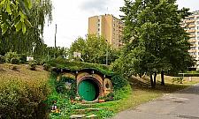 Domki jak z "Hobbita". Podziemne kluby sąsiada?