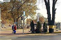 Lampy z ładowarkami i amfiteatr. Targowisko w przebudowie