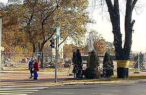 Lampy z ładowarkami i amfiteatr. Targowisko w przebudowie