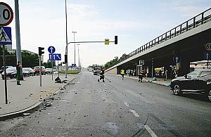 Modlińska: 80-latek wszedł pod auto