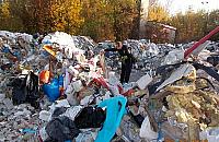 "40 ton odpad�w". Dzikie wysypisko na Bia�o��ce