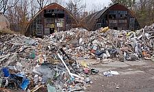 "40 ton odpadów". Dzikie wysypisko na Białołęce