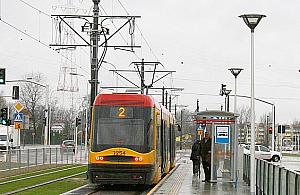 Jak sprawuje się "dwójka"? "Jedna z najczęściej kursujących linii w Warszawie"