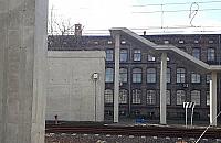 Poci�gi kursuj�, piesi przechodz�. A k�adka wci�� w budowie