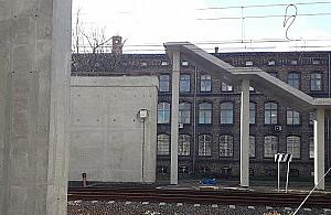 Pociągi kursują, piesi przechodzą. A kładka wciąż w budowie