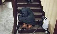 Bezdomni na klatkach. "Oni nie chcą pomocy"